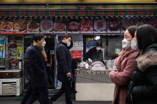 Утопая в долгах, южнокорейские предприятия восстают против правил COVID