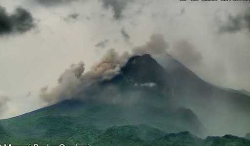 Пятница, полдень, гора Мерапи запускает горячие облака высотой до 2,5 км