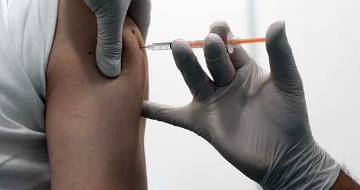Комитет Великобритании заявляет, что в настоящее время 4-я доза вакцины против COVID-19 не требуется