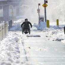 Зимний шторм в США вызвал перебои с движением транспорта и закрытие школ