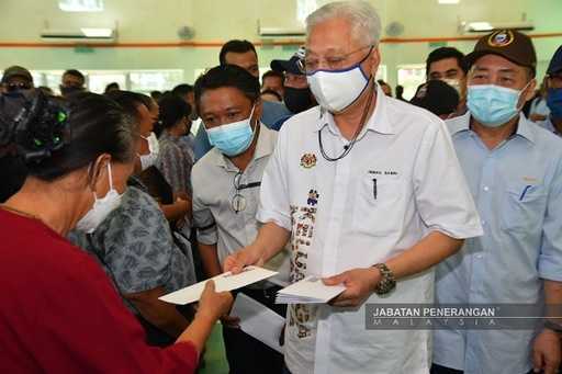 Malaysia - Ismail übergibt den Flutopfern von Pitas Hilfe