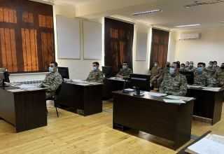 تجري دورات تدريبية وتدريبية منهجية مع قادة الكتائب في الجيش الأذربيجاني