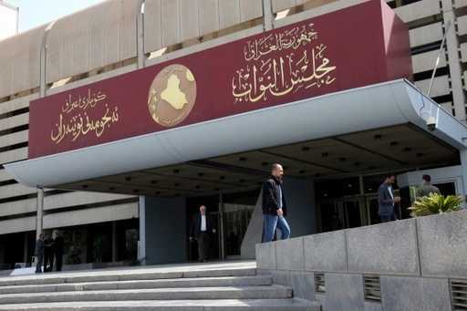 Novi iraški parlament se je prvič sestal v negotovosti
