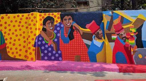 India - Mural de mujeres trans pinta la planta de tratamiento de aguas residuales de Love Grove en Bombay bajo una nueva luz