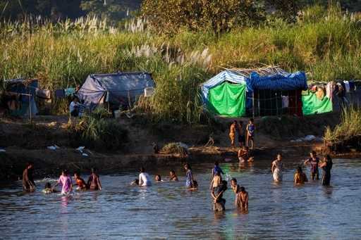 Спасаясь от насилия в Мьянме, тысячи людей разбили лагерь вдоль реки на границе с Таиландом