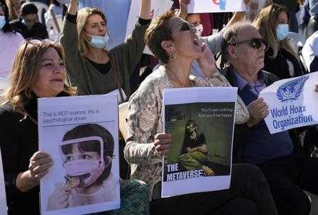 احتجاج المئات في لبنان على إجراءات احتجاجية استهدفت غير المُلقحين