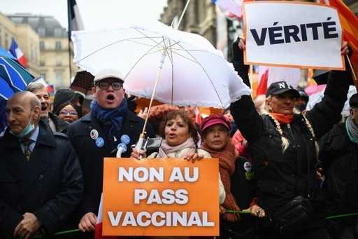 Митинги против вакцинации проходят во Франции, Германии, Австрии и Италии.