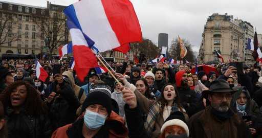 Канада. Протестующие против вакцинации вышли на митинг во Франции, сказав Макрону: «Мы вас разозлим»