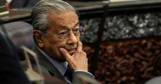 خضع رئيس الوزراء الماليزي السابق مهاتير لإجراء طبي بنجاح