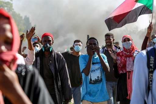 Sudańskie siły bezpieczeństwa strzelają gazem łzawiącym w protestujących w Chartumie