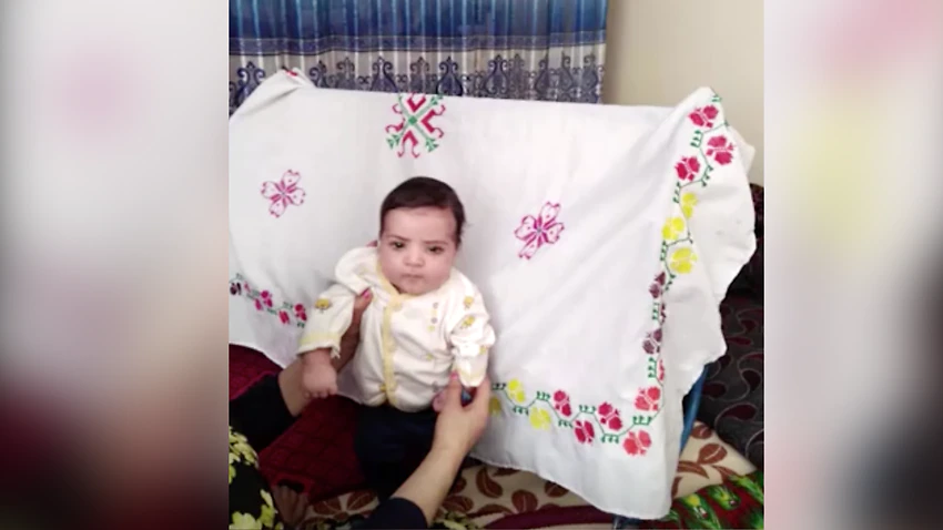 Um bebê perdido em meio ao caos no aeroporto de Cabul foi reunido com sua família