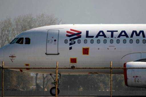 Latam объявила в это воскресенье (9), что отменила около 1% своих внутренних и международных рейсов —...