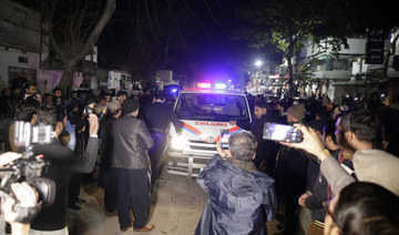 Ordu ölümcül çovğundan sonra qarla bağlı Pakistan şəhəri ətrafındakı yolları təmizləyir
