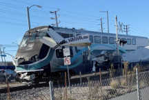 Vlak zrazil lietadlo po havárii na železničných tratiach v Kalifornii