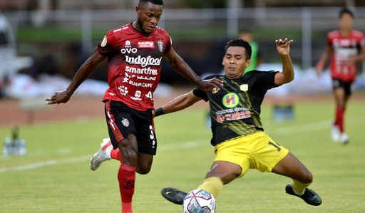Лига 1: личный дебютный гол Мбарги между «Бали Юнайтед» и Барито Путера