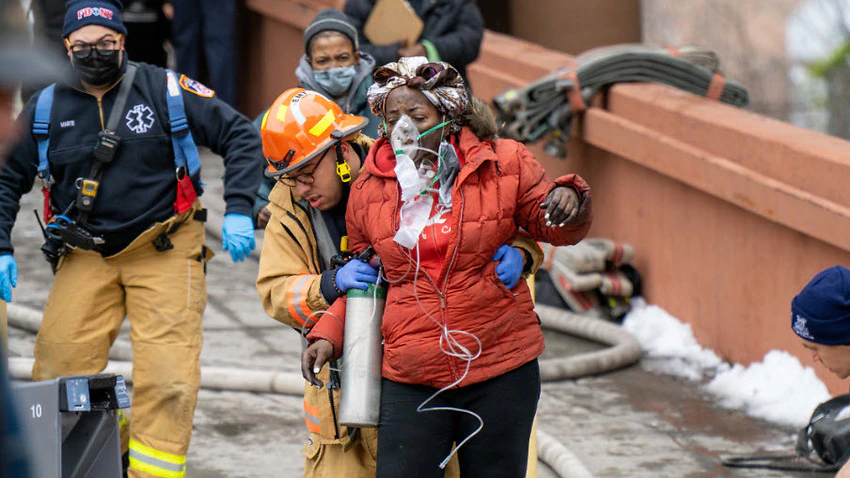Ocho niños entre los 17 muertos en el 'horrible' incendio de un bloque de apartamentos en Nueva York