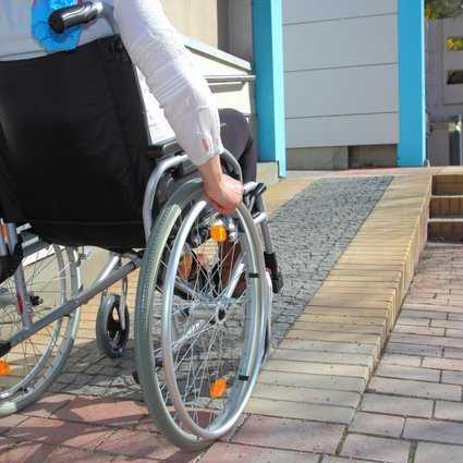 I disabili di Hong Kong affrontano ostacoli alla libera circolazione negli spazi pubblici