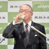 Japonia prawdopodobnie zapobiegła masowemu wyrzucaniu mleka w Nowy Rok, ale nadmiar pozostaje