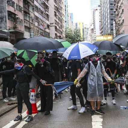 Трое осуждены на 2,5 месяца каждый за нарушение гонконгского закона о запрете масок