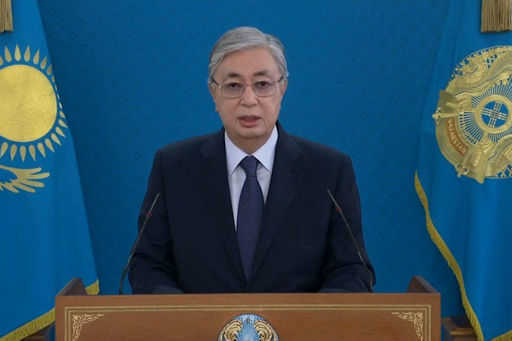 Tokajev zakazuje zvyšovanie platov členom vlády Kazachstanu a poslancom