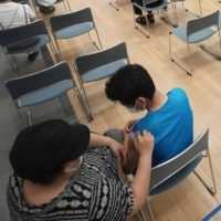 Японскія бацькі ўзважваюць «за» і «супраць», бо набліжаецца ўхваленне вакцыны для дзяцей