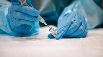 Pfizers VD säger att Omicron-riktat vaccin ska vara klart i mars