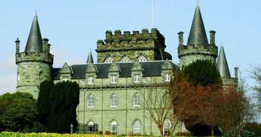Znotraj gradu Inveraray na Škotskem, zelo britanski škandal in slava opatije Downton