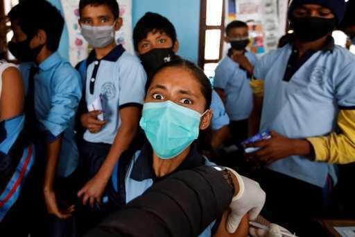 Непал запрещает большие публичные собрания, закрывает школы из-за вспышки COVID