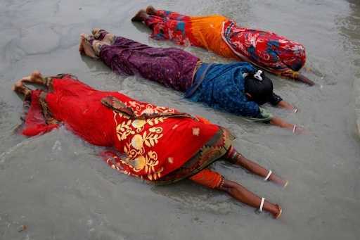 Eine Million wird Indiens Ganges trotz COVID . zum heiligen Bad drängen
