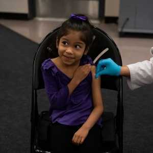 Niskie wskaźniki szczepień dzieci wobec COVID-19 zwane „uderzeniem w jelita”