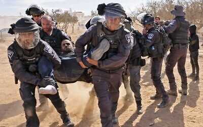 إسرائيل - اعتقال 11 شخصا في مواجهات مع استئناف غرس الأشجار في النقب مما يعرض التحالف للخطر