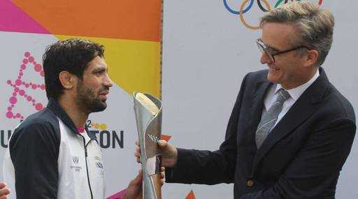 Серебряный призер Олимпийских игр борец Рави Дахия стартует в эстафете Куинс-Батон в Индии.