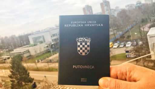 Najmocniejsze paszporty świata na rok 2022: Chorwat w pierwszej 20