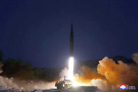 كوريا الشمالية تدعي نجاح اختبار صاروخ تفوق سرعة الصوت
