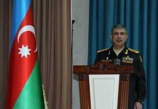 Minister obrany Azerbajdžanu sa stretol s personálom Vyššej vojenskej školy pomenovanej po ňom. Hejdar Alijev /
