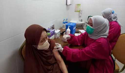 Seniorer i Bogor City injicerar entusiastiskt boostervaccin i början av januari 2022, Soetta Airport Immigration avvisar 22 utlänningars inresa