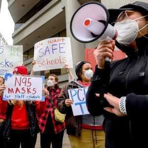 Стремительный рост случаев COVID-19 возобновляет дебаты в США по поводу мандатов на маски