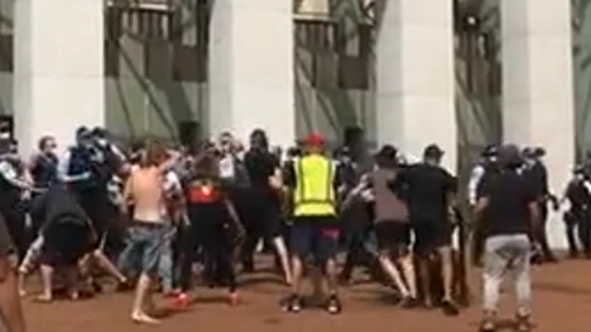Австралия: столкновения полиции и демонстрантов у здания парламента