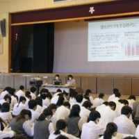 وزارات لدعم العدد المتزايد من مقدمي الرعاية من الشباب في اليابان