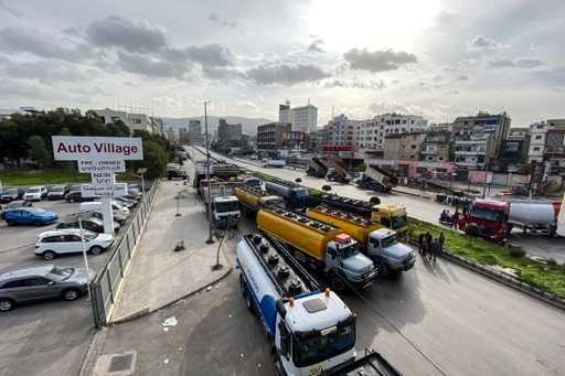 I conducenti libanesi a corto di soldi bloccano le strade nel Giorno della rabbia