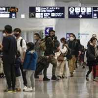 По словам высокопоставленного представителя, пограничные правила гибки для иностранных членов семей японских граждан.