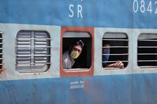 По меньшей мере девять человек погибли в железнодорожной катастрофе в индийской Западной Бенгалии.