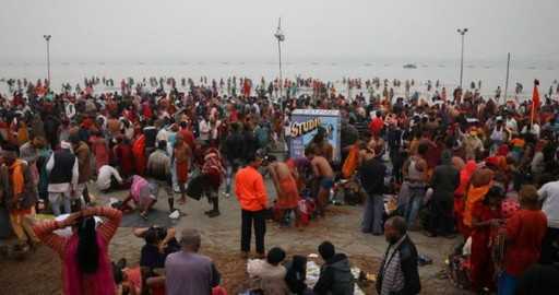 Centenas de milhares de indianos se reúnem para mergulho sagrado, desafiando surto de Covid-19
