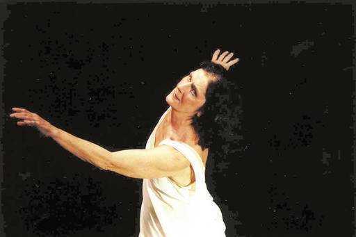 Рут Рашу, которая умерла в возрасте 94 лет, представила и произвела революцию в современном танце в Бразилии.