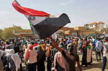 Primeira morte de segurança no Sudão enquanto opositores do golpe mantêm protestos