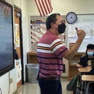 Nauczyciele konfrontują się z na wpół pustymi salami lekcyjnymi, gdy pojawia się fala wirusa