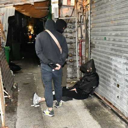 Osumljeni roparji so pridržani, potem ko se je avto za pobeg zaletel v tovornjak policije Hongkonga