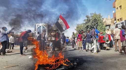 Още смъртни случаи, протестиращи със сълзотворен газ, докато митингите срещу преврата разтърсват Судан