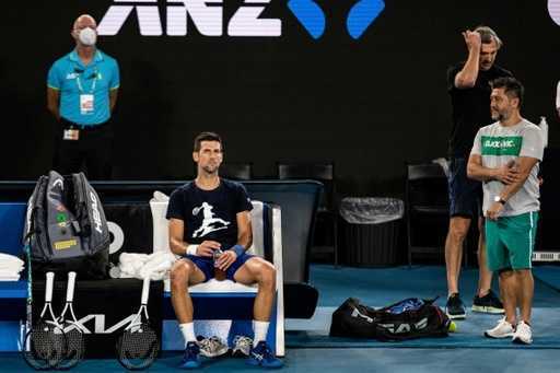 Djokovic se întoarce în detenție în timp ce se luptă cu deportarea Australiei