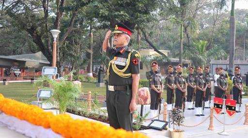 Индия - День 74-й армии отмечается у военного мемориала в Пуне